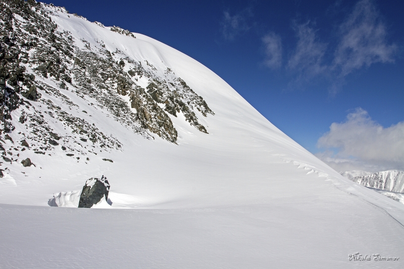 IMG_41325.JPG - 5. Путь подъёма от седла на гребень. Правее скал и вверх по крутому снегу