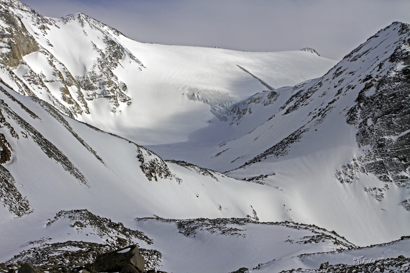 IMG_41490.JPG - Панорама в сторону перевала Кара-Ильяс (40 мм). 1. Восточная ветвь ледника. Путь подъёма на перевал вдоль осыпного гребешка