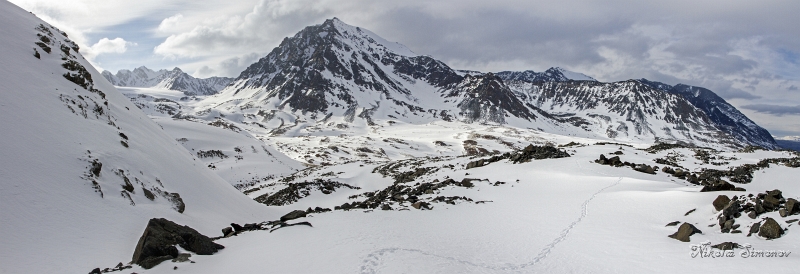 IMG_41499-41501.JPG - Панорама левого борта с выбранного места для ночлега. Ледник Удачный и вершина 100 лет РГО