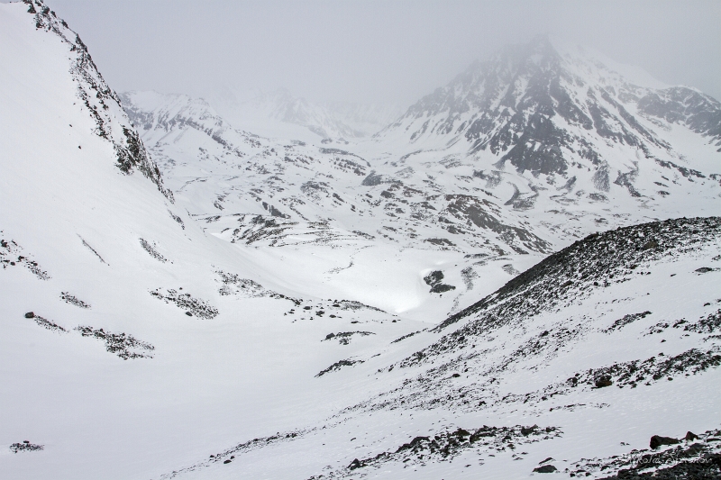 IMG_41536.JPG - 5. Вид вниз вдоль западной ветви ледника, стекающего с перевала Кара-Ильяс. Морены ледника Караоюк