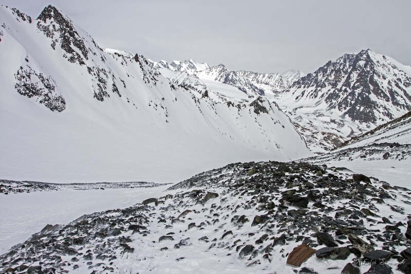 IMG_41557.JPG - Вид назад, вниз по леднику, в сторону перевала Удачный, вершины 100 лет РГО