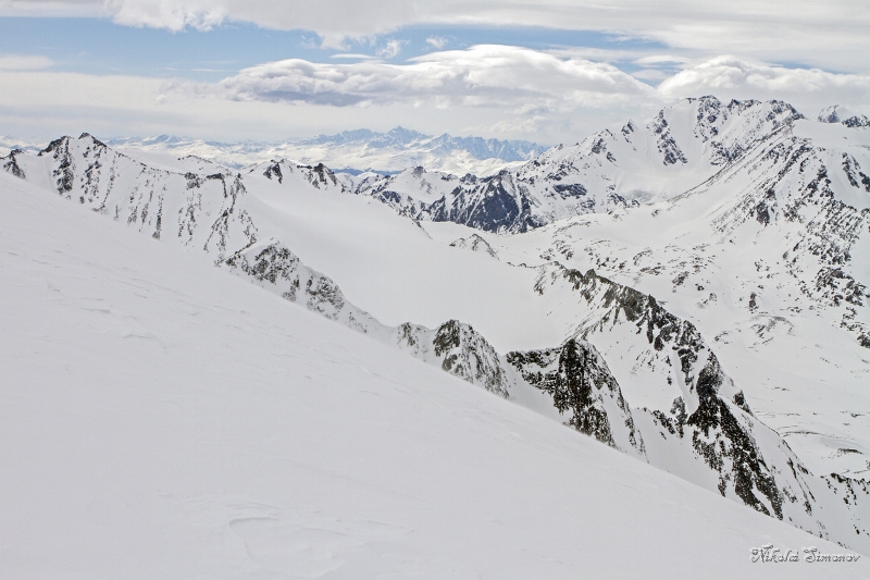 IMG_41593.JPG - Панорама с перевала в сторону долины Караоюк (40 мм). 1. Перевал Караоюк, пик Чуйский, вдали - Шенелю