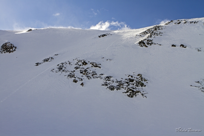 IMG_41616.JPG - Перевальный гребень. Вид с ледника Ядринцева. 1. Наши следы на спуске с перевала Кара-Ильяс